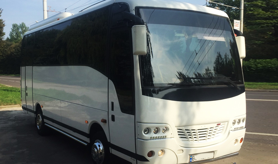 Оренда автобуса на весілля Isuzu. Весільний автобус у Львові.