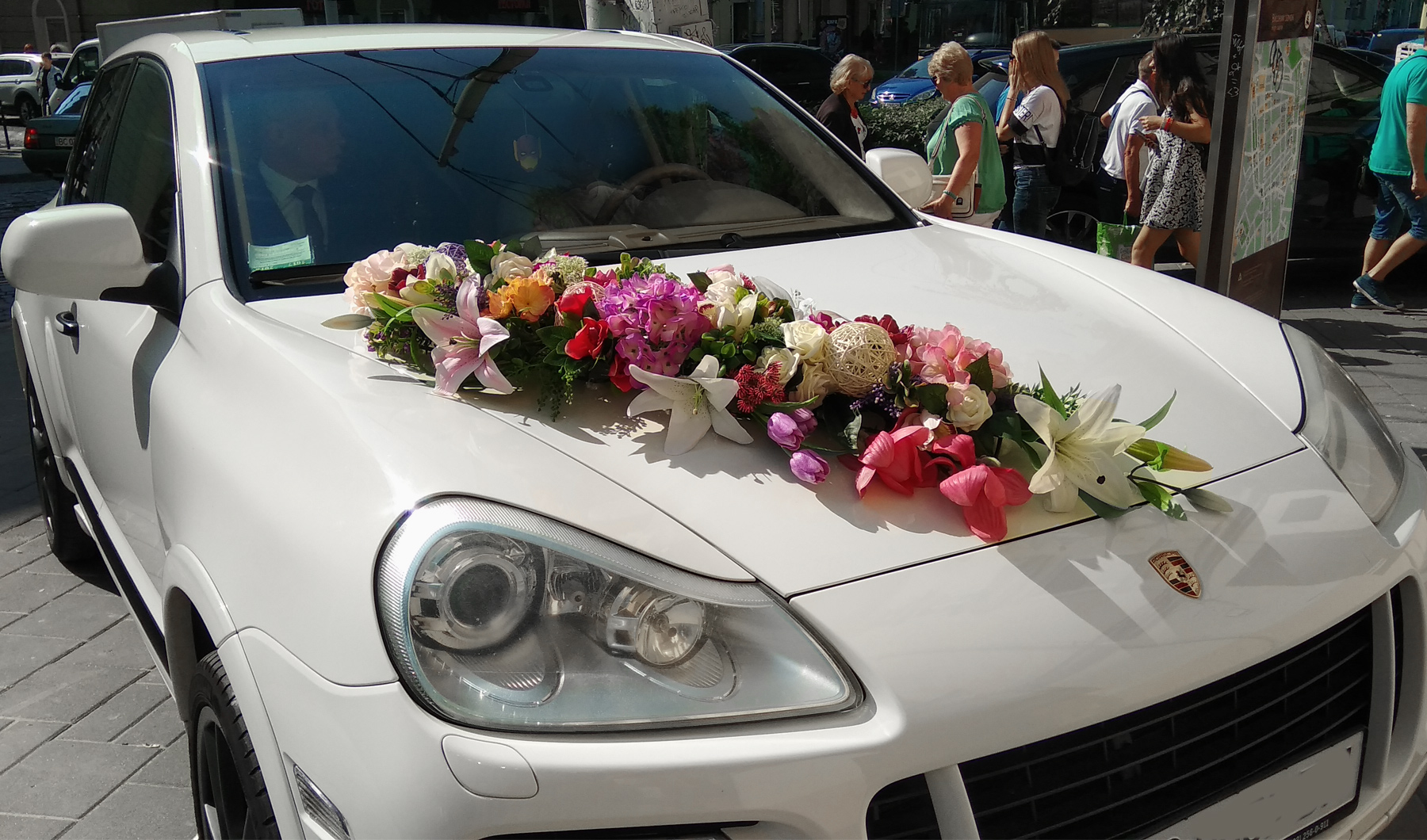 Прикраси на весільне авто - Квіткова симфонія. Прокат весільних декорацій у Львові