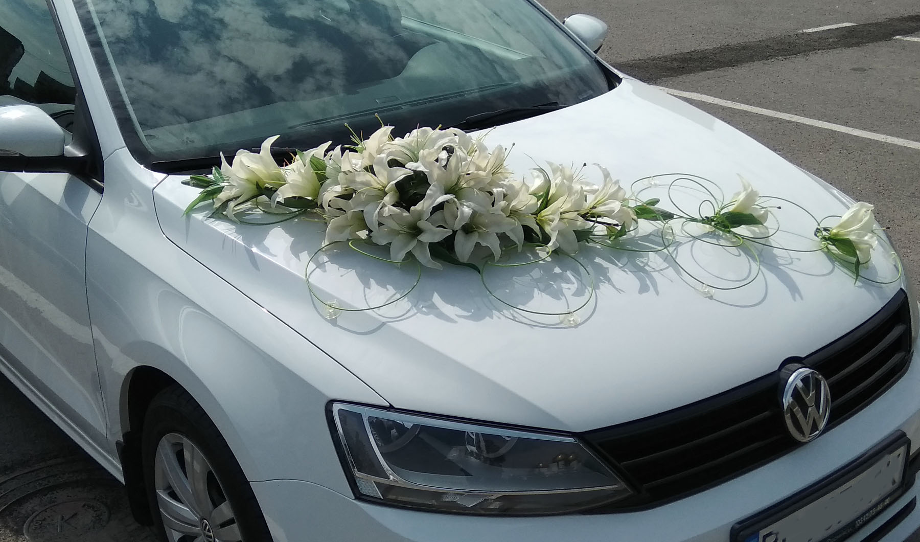 Композиція на весільні автомобілі Білі лілії. Весільний декор на машини у Львові