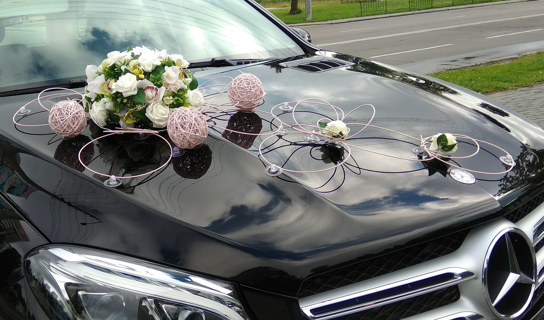 Декор на весільне авто - Оазис. Прокат весільних прикрас на машину у Львові
