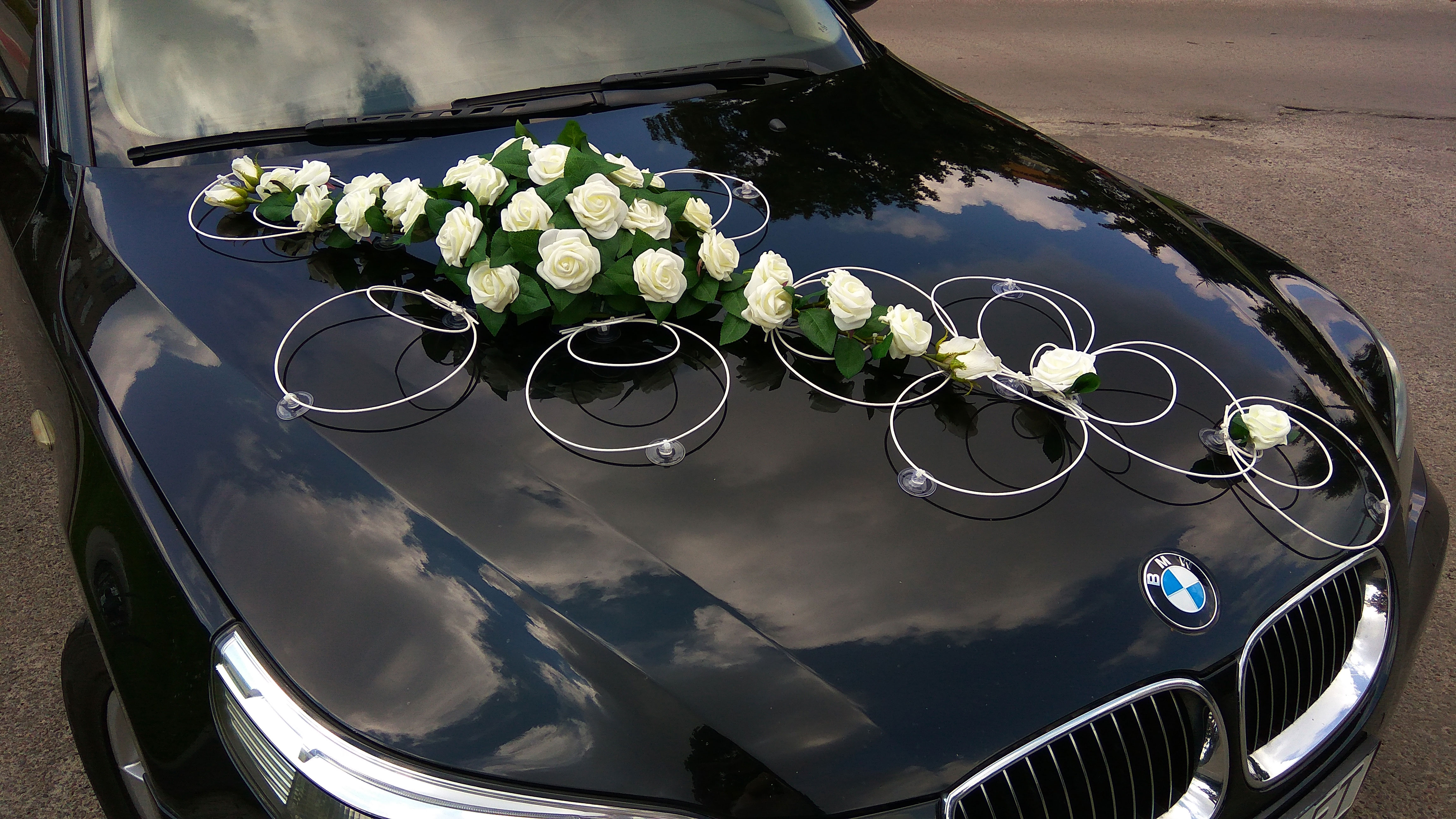 Прокат прикрас на весільний автомобіль Трояндова ніжність. Весільний декор на прокат у Львові