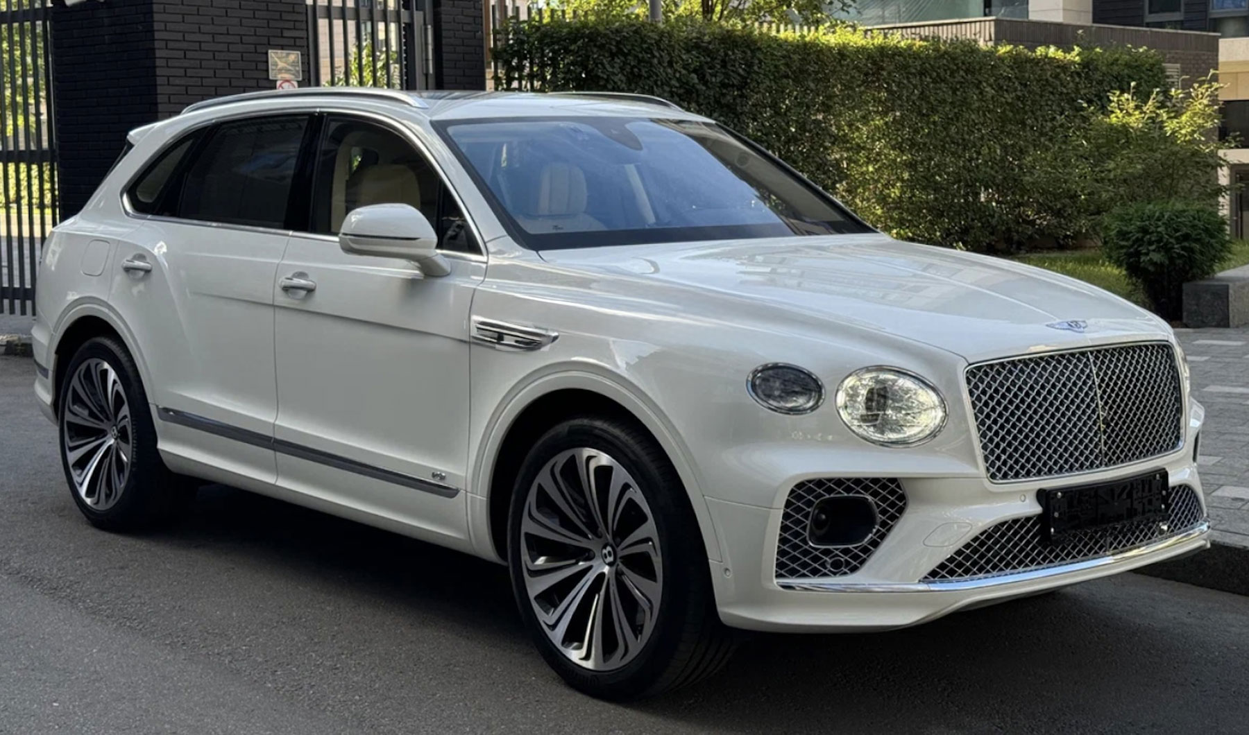 Авто на весілля у Львові Bentley Bentyaga. Прокат автомобілів на весілля