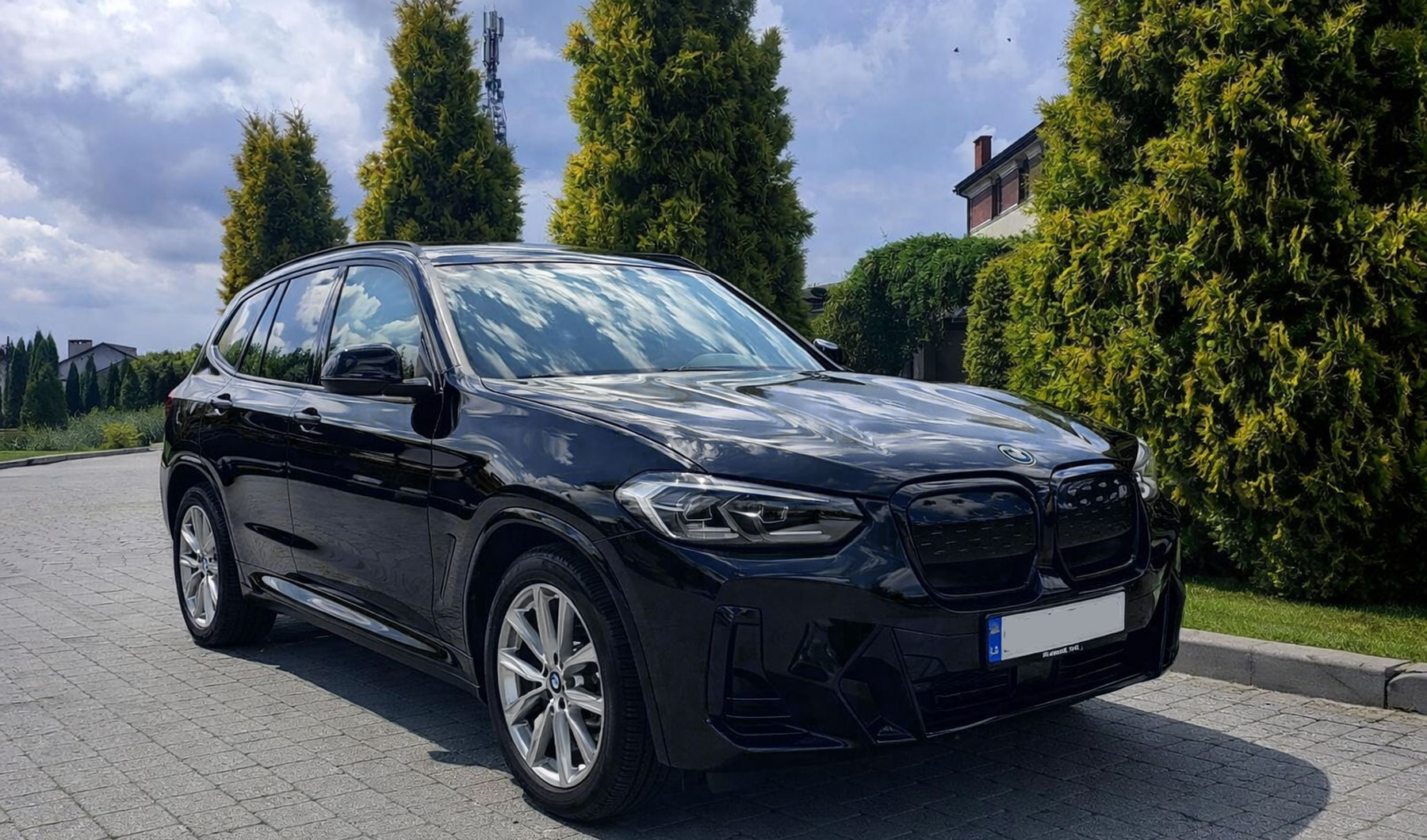 Авто на весілля BMW ix3 2023 року. Прокат весільних авто у Львові
