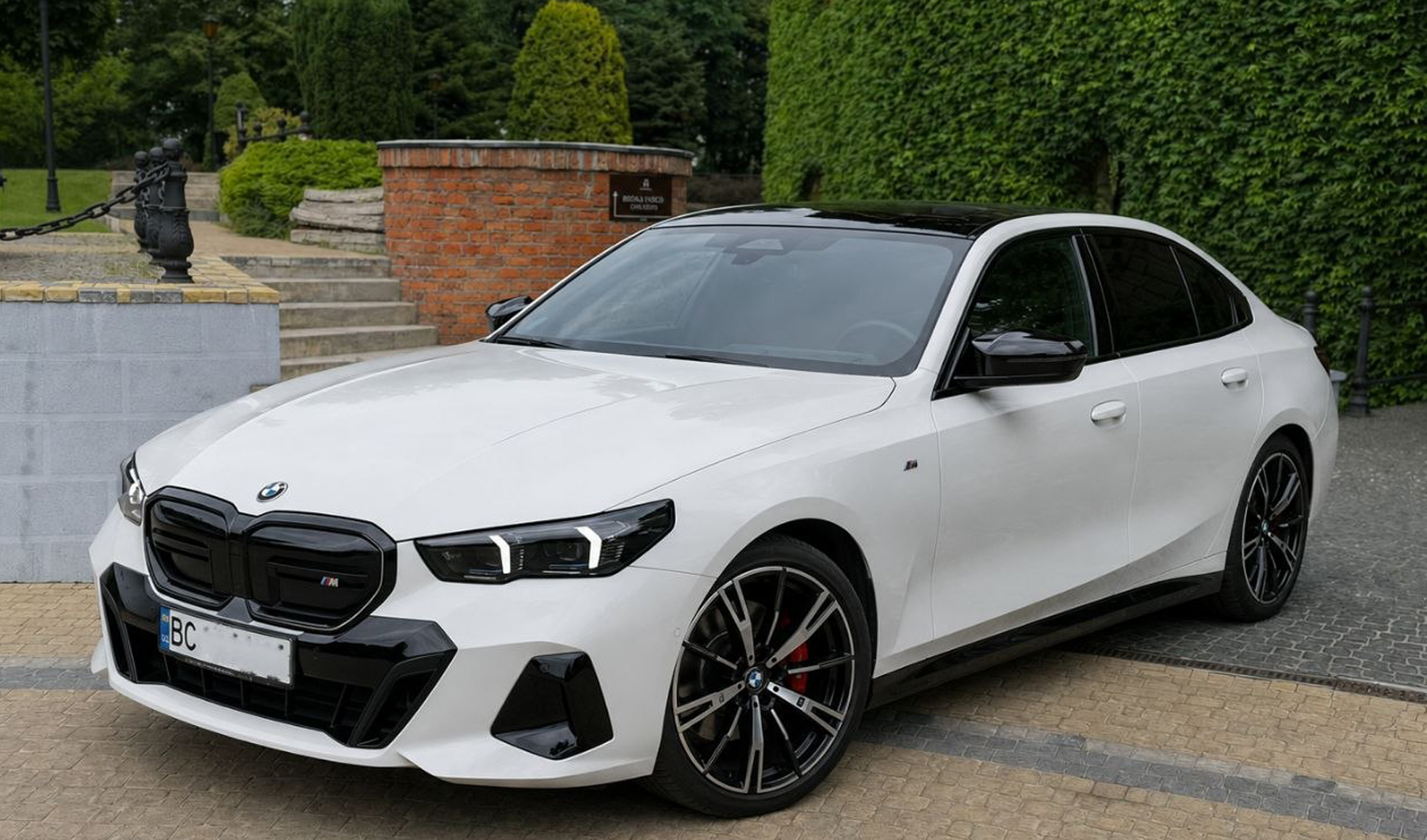 Весільне авто BMW M60 білому кольорі. Весільні автомобілі у Львові